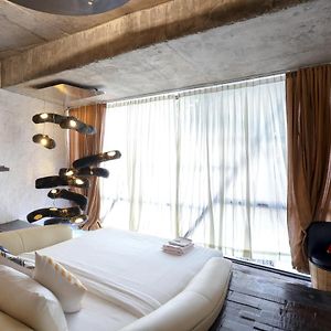 Zimmer mit Kingsize-Bett